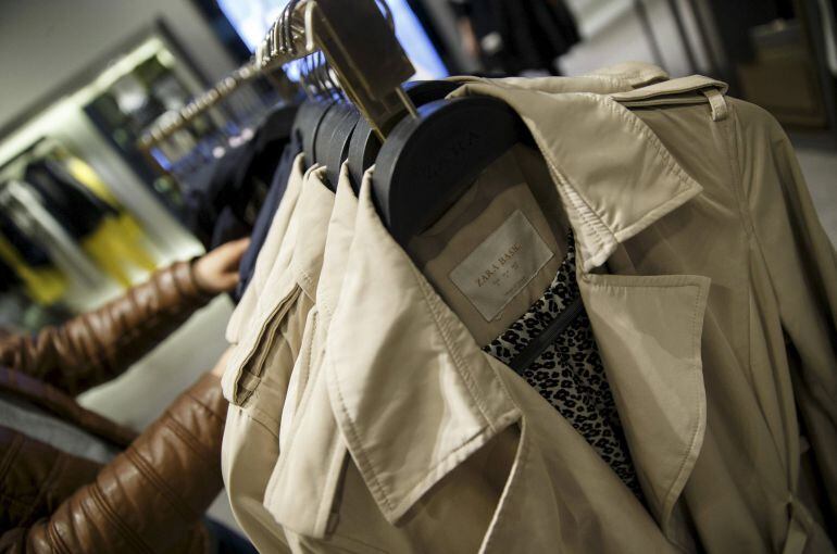 A woman looks at clothes inside a Zara store in central Madrid, Spain in this March 18, 2014 file photo. Inditex, the owner of the Zara brand, is expected to report Q1 results this week.    REUTERS/Andrea Comas/Files 
 GLOBAL BUSINESS WEEK AHEAD PACKAGE - SEARCH &quot;BUSINESS WEEK AHEAD JUNE 8&quot; FOR ALL IMAGES