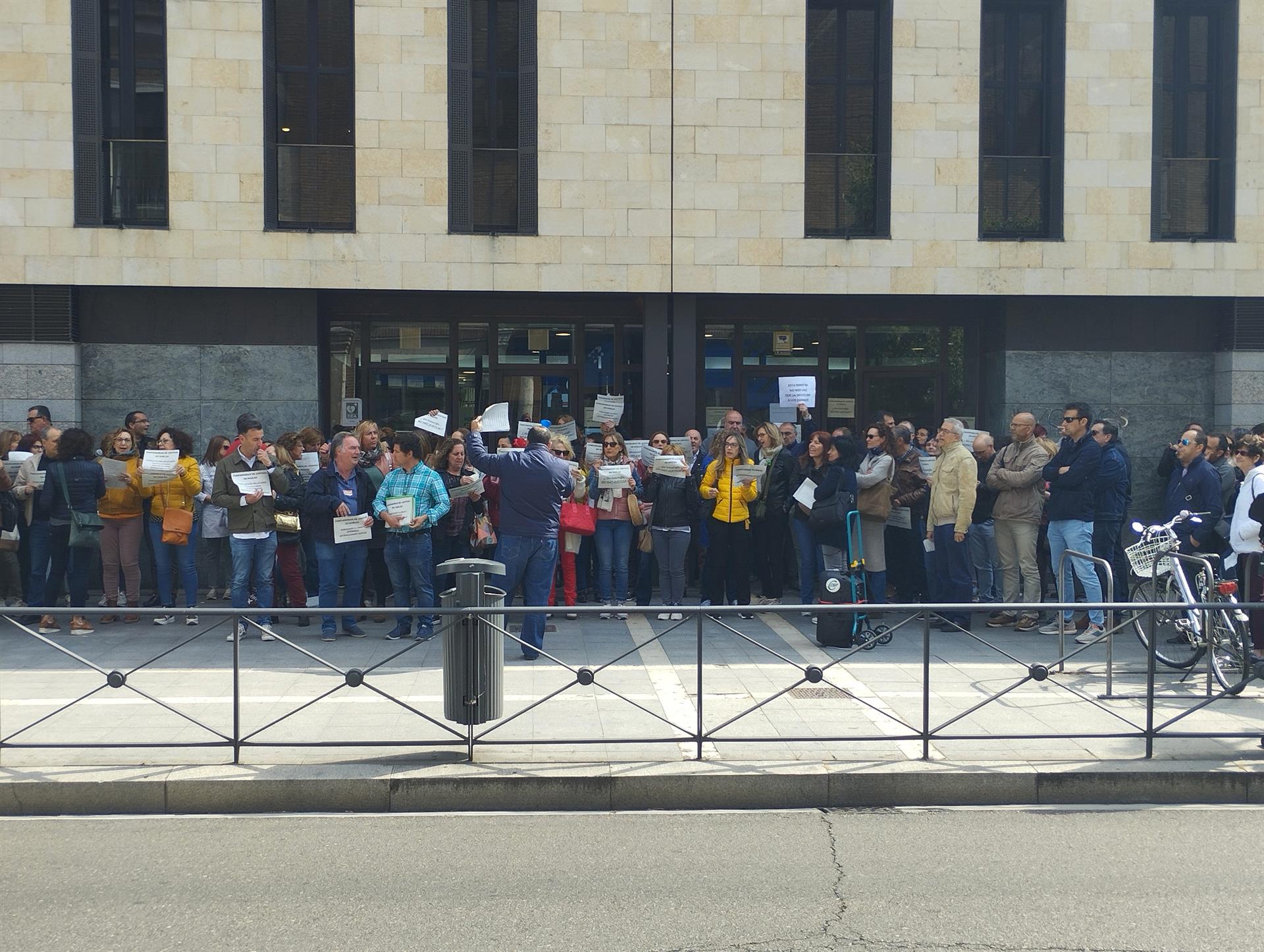 Concentración de funcionarios de Justicia ante las puertas del Edificio de los Juzgados de Valladolid