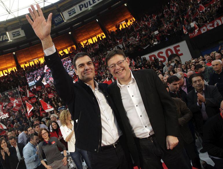 Spain&#039;s Socialist Party (PSOE) leader Pedro Sanchez (L), one of the four leading candidates for Spain&#039;s national election, greets supporters next to regional president Ximo Puig during an election campaign rally in Valencia, Spain, December 13, 2015