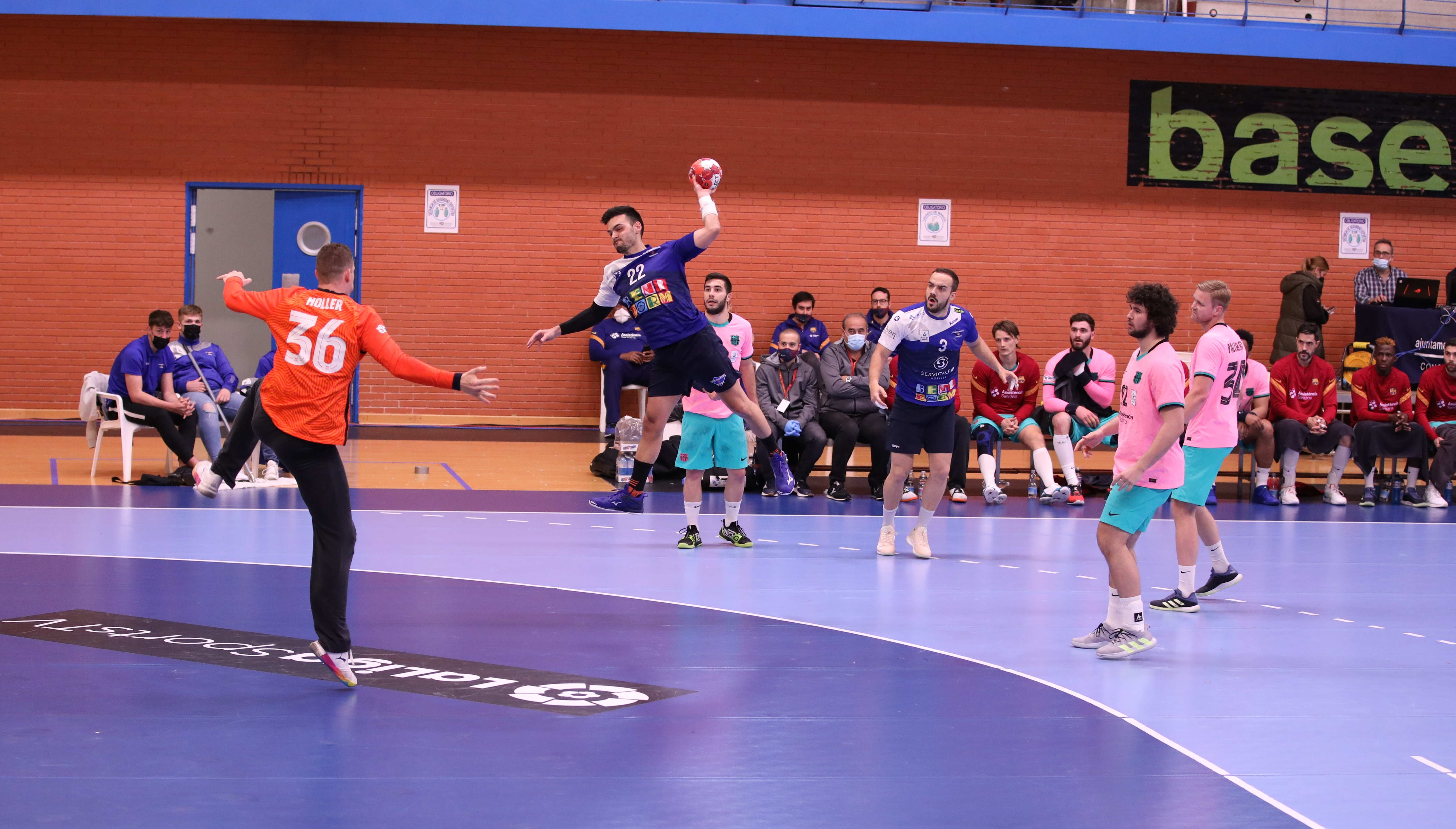 Vicente Benito durante un partido con el BM Benidorm