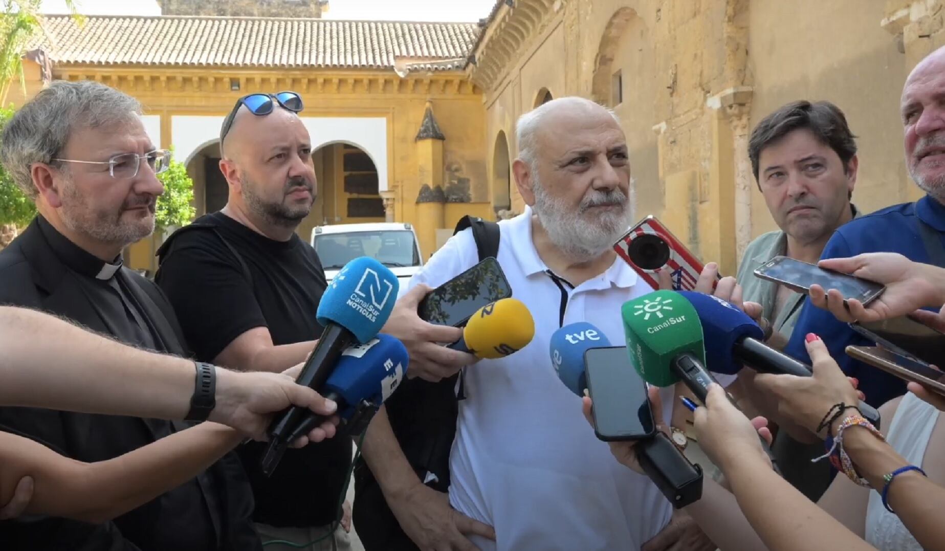 Juan Carlos Molina atiende a los medios en la Mezquita Catedral