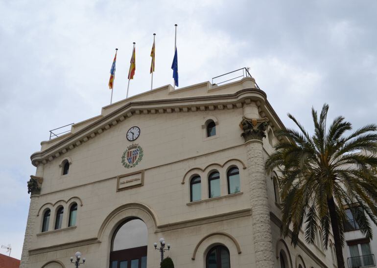 Un juez obliga a hacer fiesta al ayuntamiento de Badalona, que quería trabajar el 12 de octubre