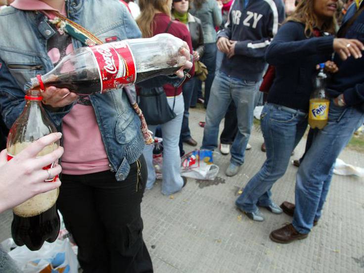 Jóvenes haciendo botellón en la vía pública