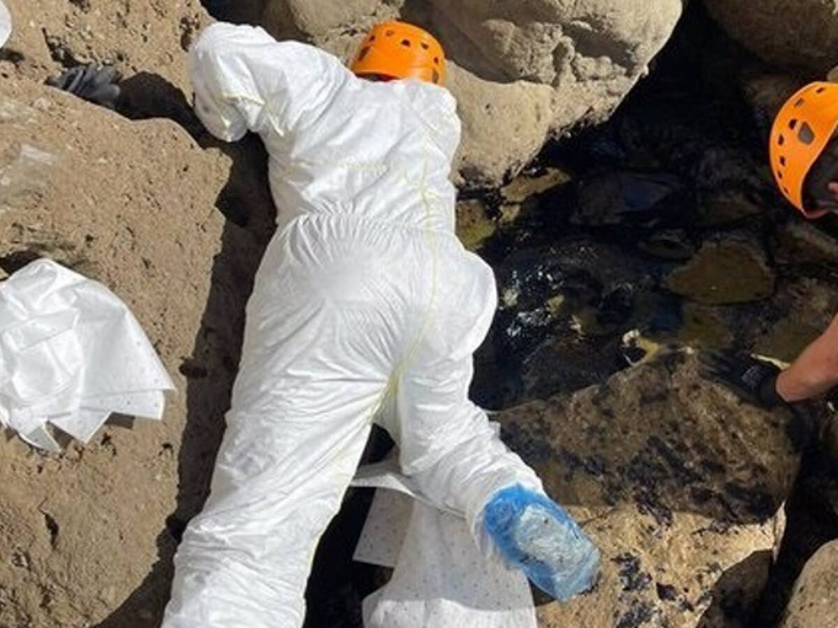 Nuevos restos de petróleo alcanzan la orilla de la playa de Sandy Bay