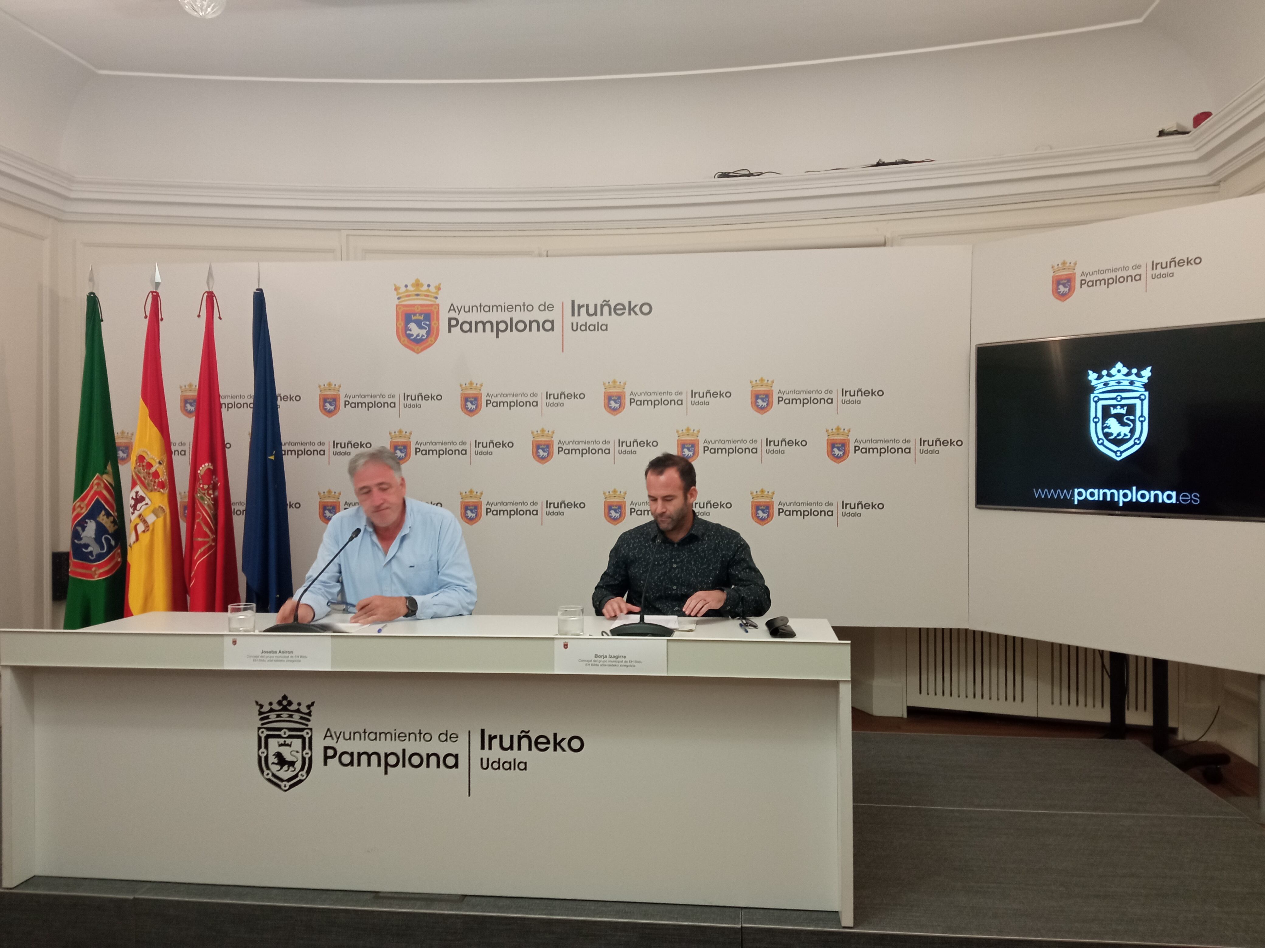 Joseba Asiron, portavoz de EH Bildu en Pamplona, junto al edil Borja Izagirre