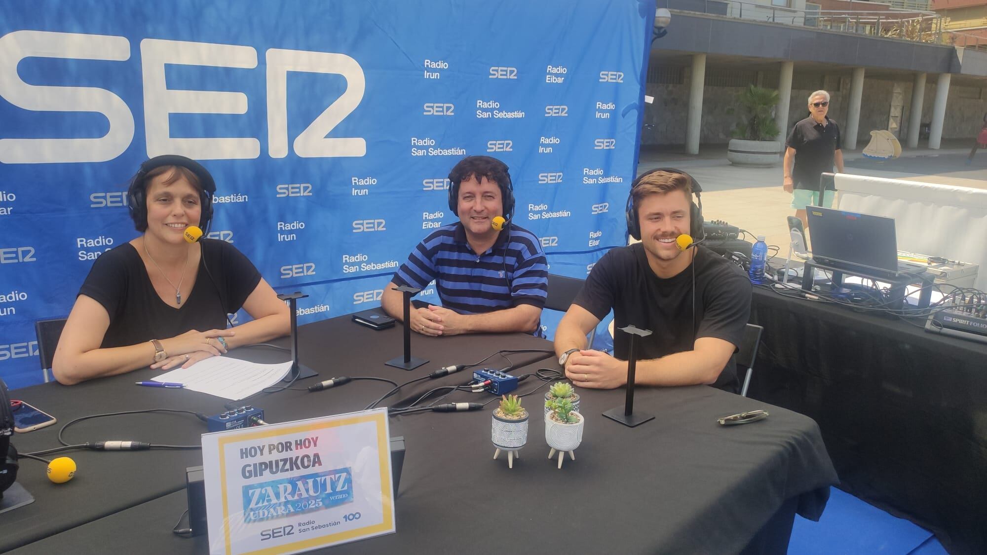 Eva Monente junto al alcalde de Zarautz Xabier Txurruka y el concejal de deportes Inaxio Illarramendi.