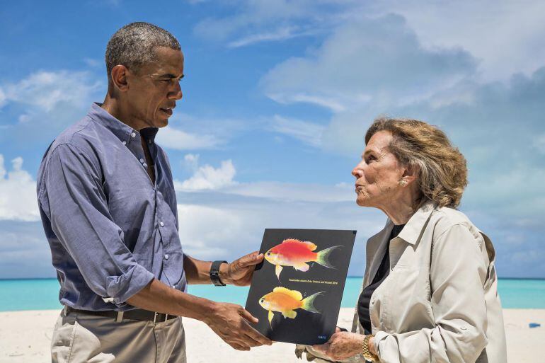 La legendaria científica y exploradora de los océanos profundos, la Dra. Sylvia Earle, le entrega al Presidente Obama una fotografía del pez que ahora lleva su nombre. 