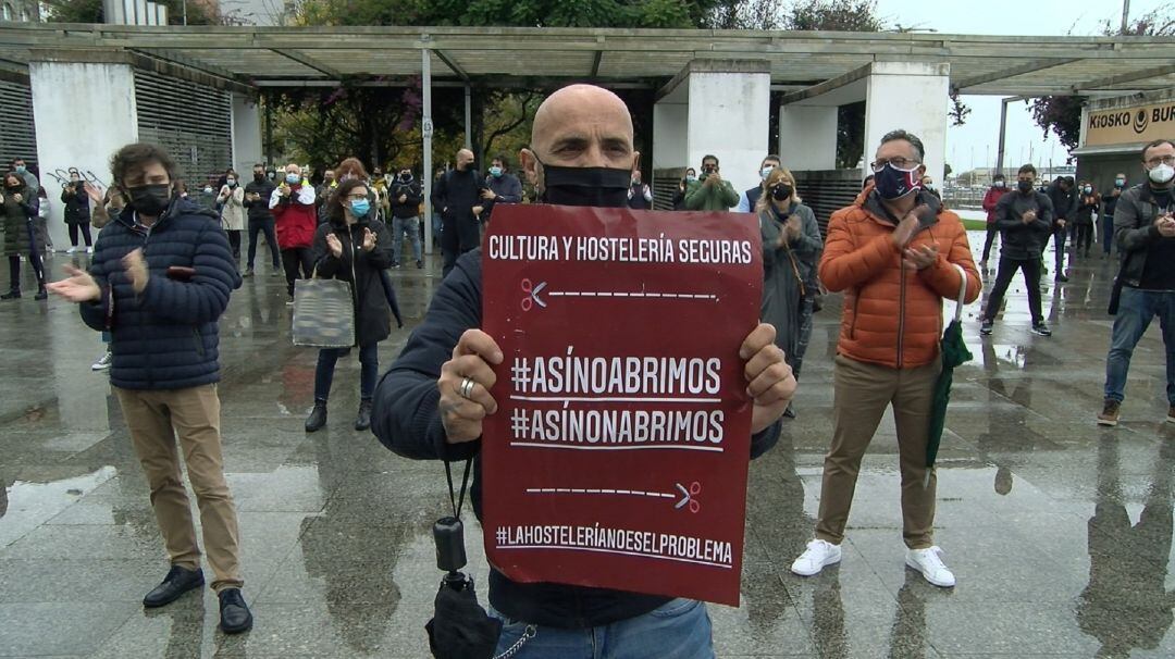 Hosteleros protestando delante de la delegación territorial de la Xunta en Vigo.