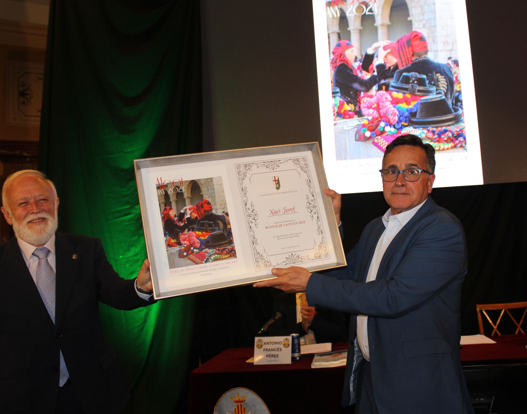 Xavi Terol recibe un pequeño reconocimiento a su portada de manos del presidente de la Asociación de San Jorge, Juan José Olcina