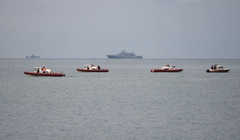 Miembros de los servicios de rescate rusos participan en la búsqueda de los restos del avión militar ruso Tu-154 cerca de Sochi (Rusia) hoy, 26 de diciembre de 2016.