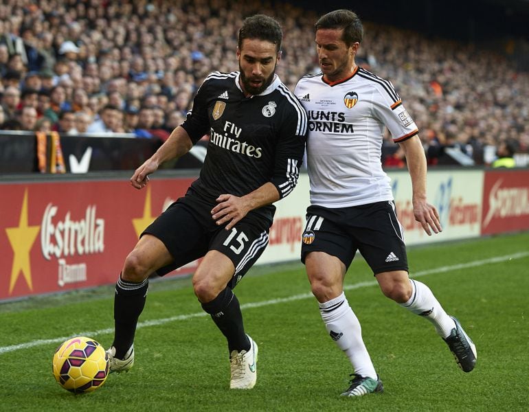 VALENCIA, SPAIN - JANUARY 04:  Pablo Piatti (R) of Valencia  competes for the ball with Carvajal of Real Madrid during the La Liga match between Valencia CF and Real Madrid CF at Estadi de Mestalla on January 4, 2015 in Valencia, Spain.  (Photo by Manuel Queimadelos Alonso/Getty Images)