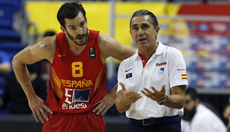 Sergio Escariolo y Pau Ribas conversan durante el último Eurobasket de Francia