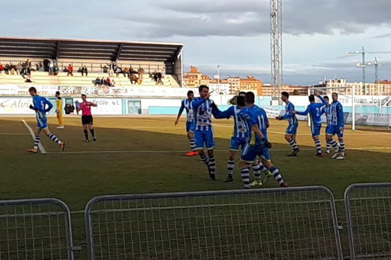 Los blanquiazules celebran el tanto de la victoria de Adeva.