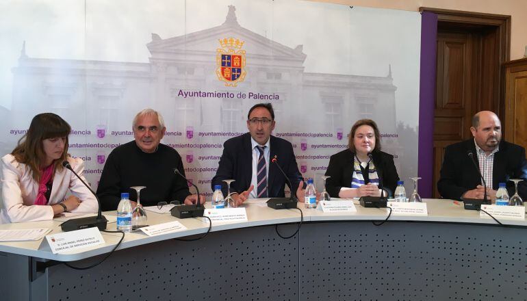 Rosa María Barcenilla, presidenta de ACREMIF, primera por la izquierda