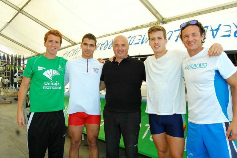 Los integrantes del Club Mediterráneo de remo
