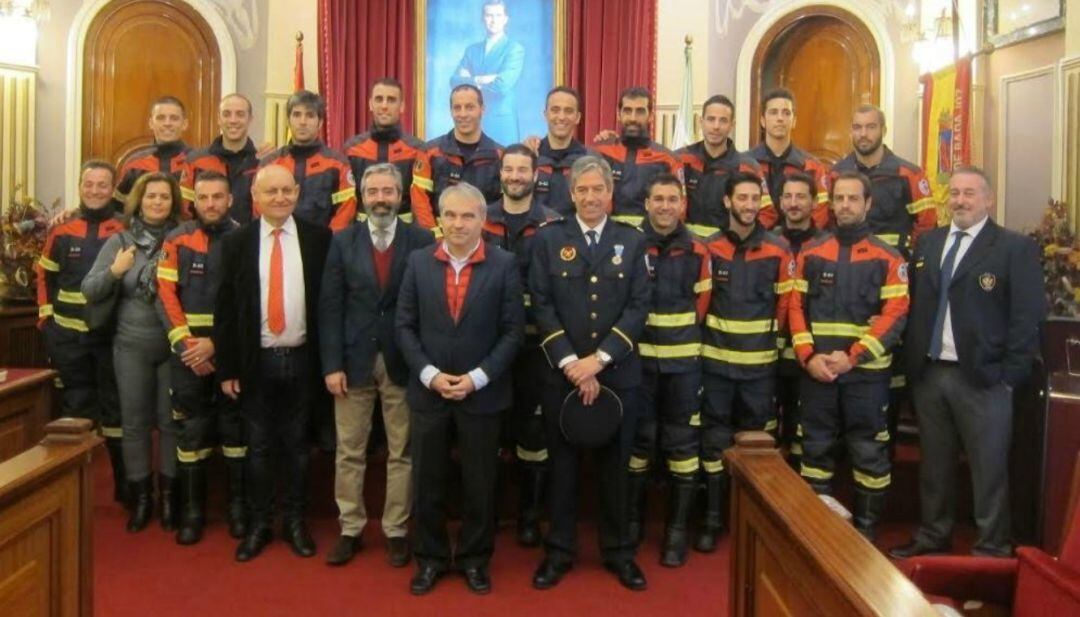 17 bomberos funcionarios e interinos toman posesión en el Ayuntamiento de Badajoz  
 