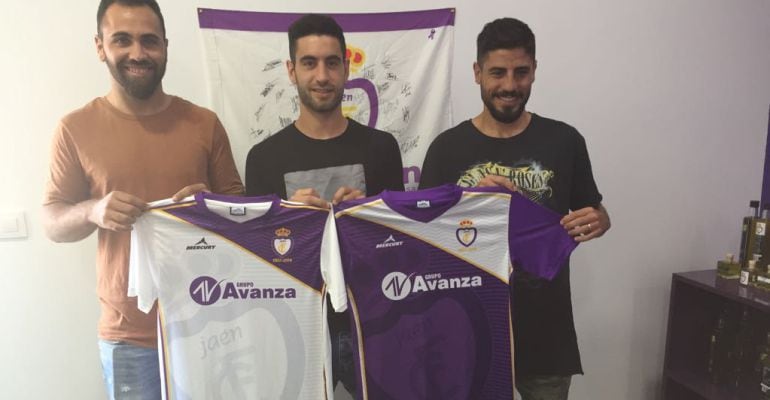 Migue Montes, Mario Martos y Juanma Espinosa con las camisetas del Real Jaén para la nueva temporada.