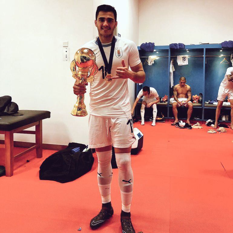 Maxi Gómez posa con el trofeo de la China Cup