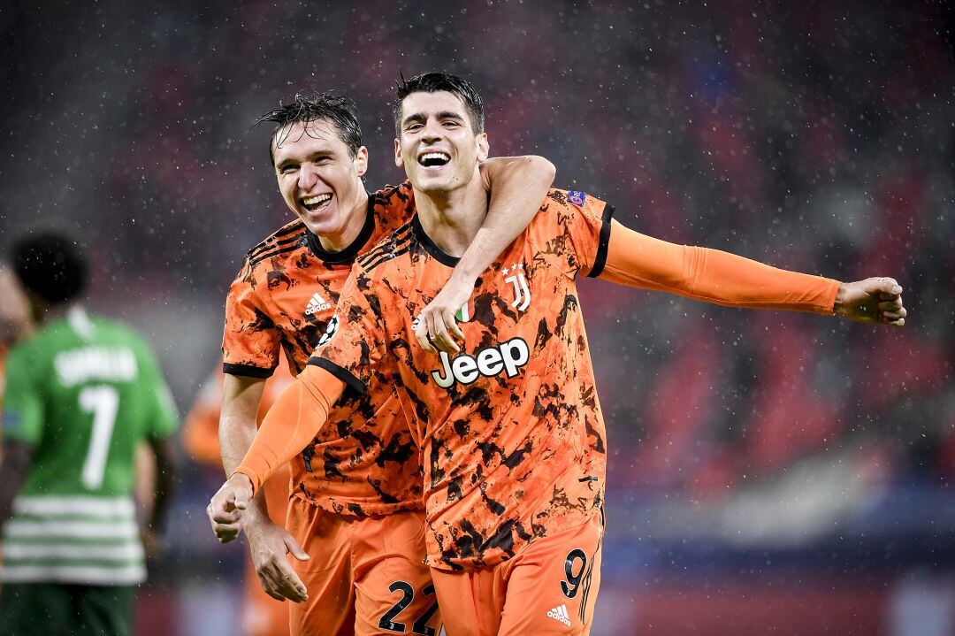 Álvaro Morata celebra un gol con Federico Chiesa.