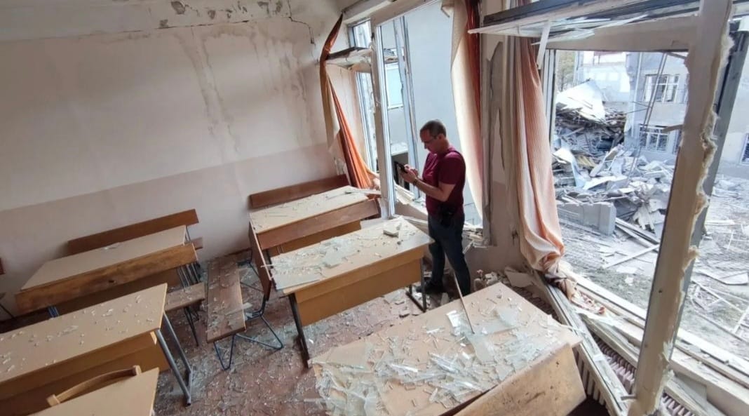 Aula de una universidad bombardeada por las tropas rusas en Ucrania.