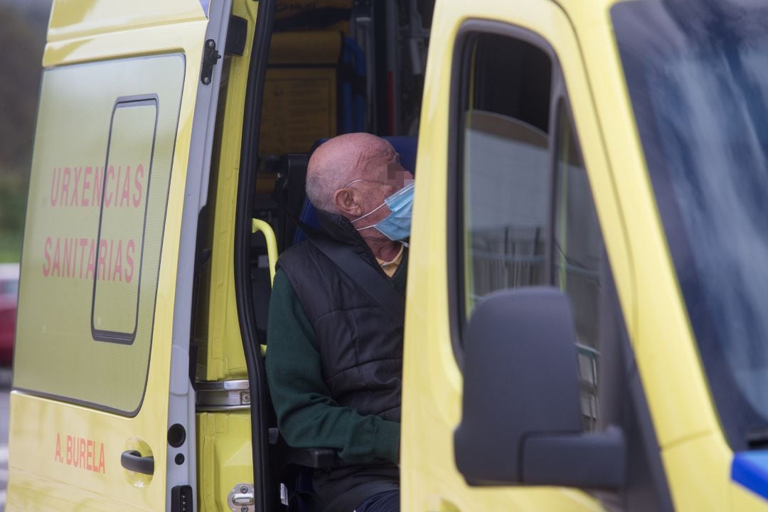 Un anciano permanece dentro de una ambulancia tras ser trasladado de una residencia de ancianos, en una imagen de archivo