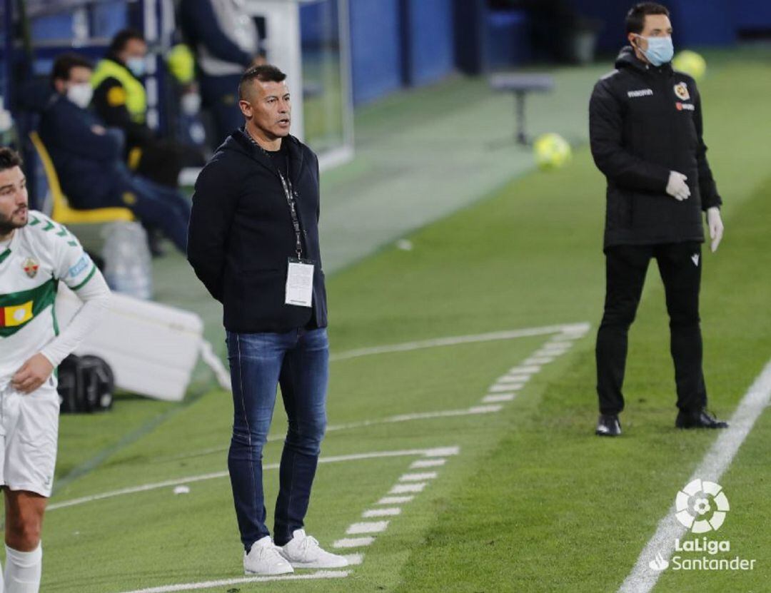 Jorge Almirón en la zona técnica durante un partido en el Martínez Valero