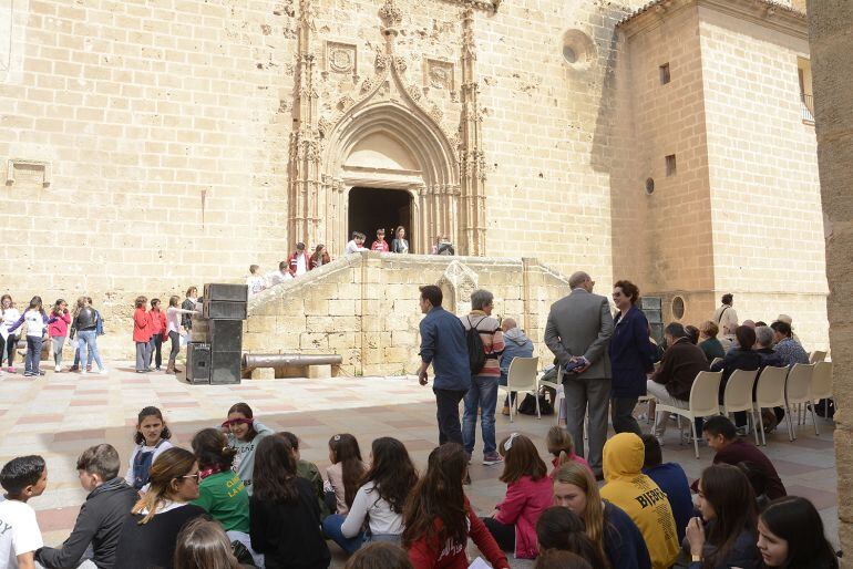 Participantes en la lectura continuada, en Xàbia, con motivo del día del Libro.