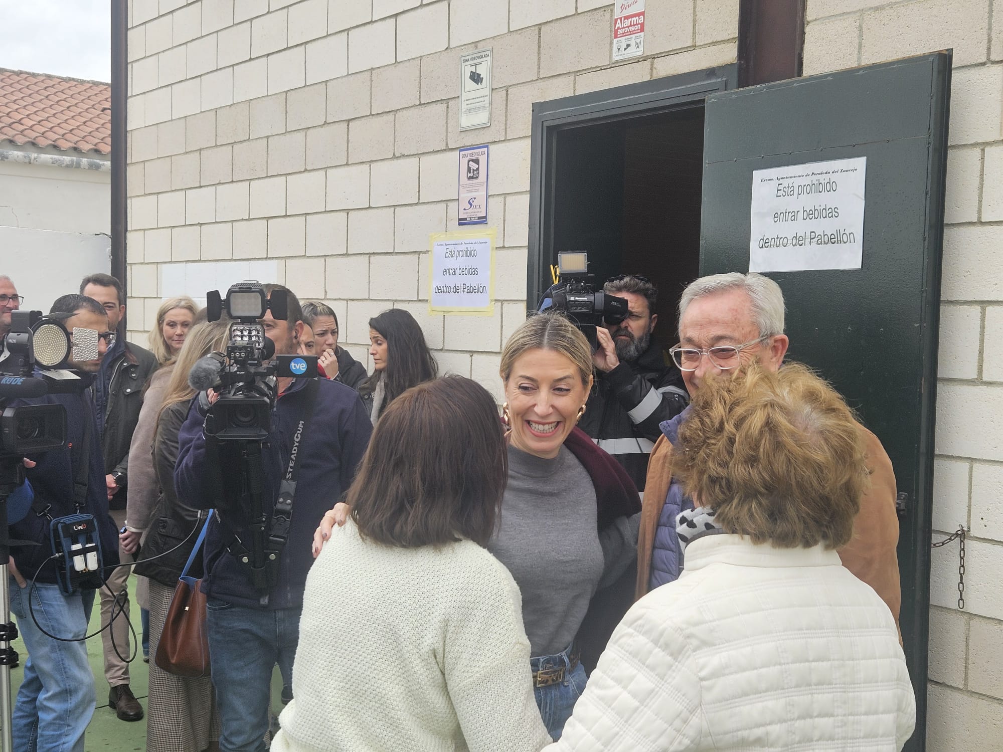 María Guardiola charla con vecinas de Peraleda del Zaucejo (Badajoz)