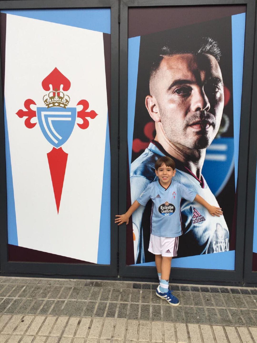 Alex en Balaídos ante la foto de Iago Aspas