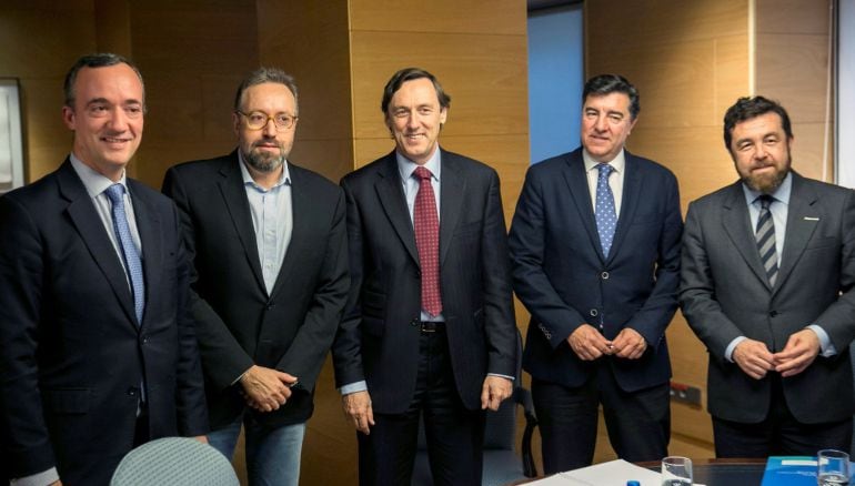 El portavoz del PP, Rafael Hernando junto al portavoz de Ciudadanos, Juan Carlos Girauta y el resto de asistentes a la reunión