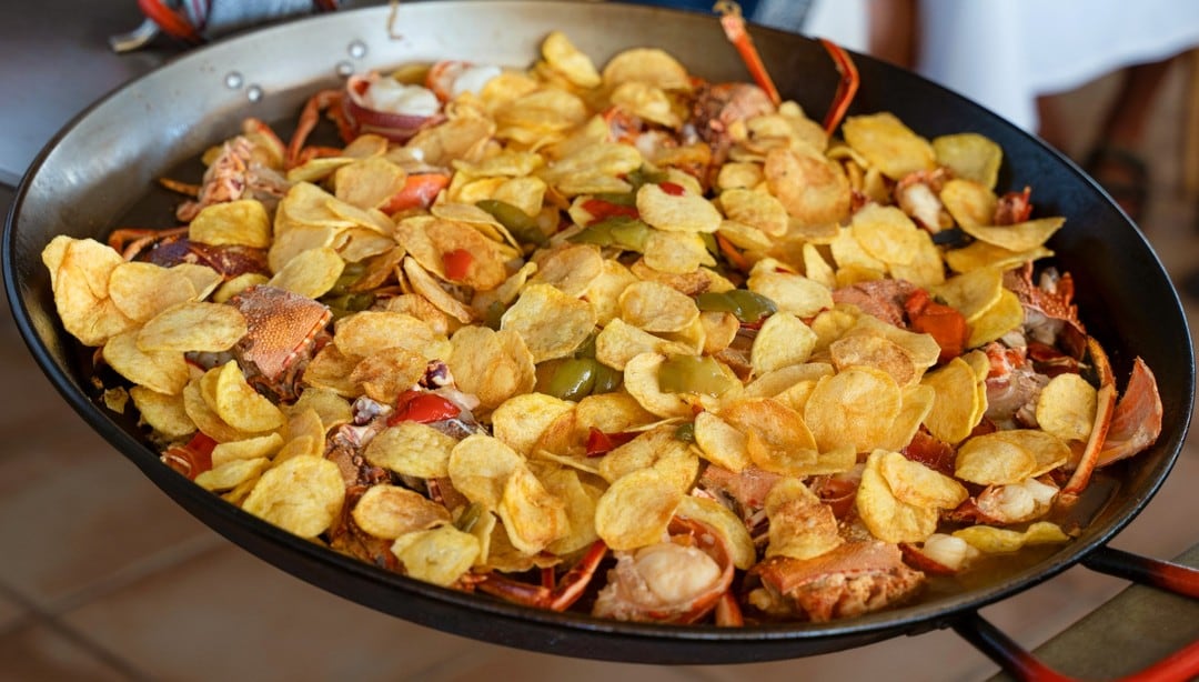 Langosta con huevos y patatas fritas (Es Molí de Sal).