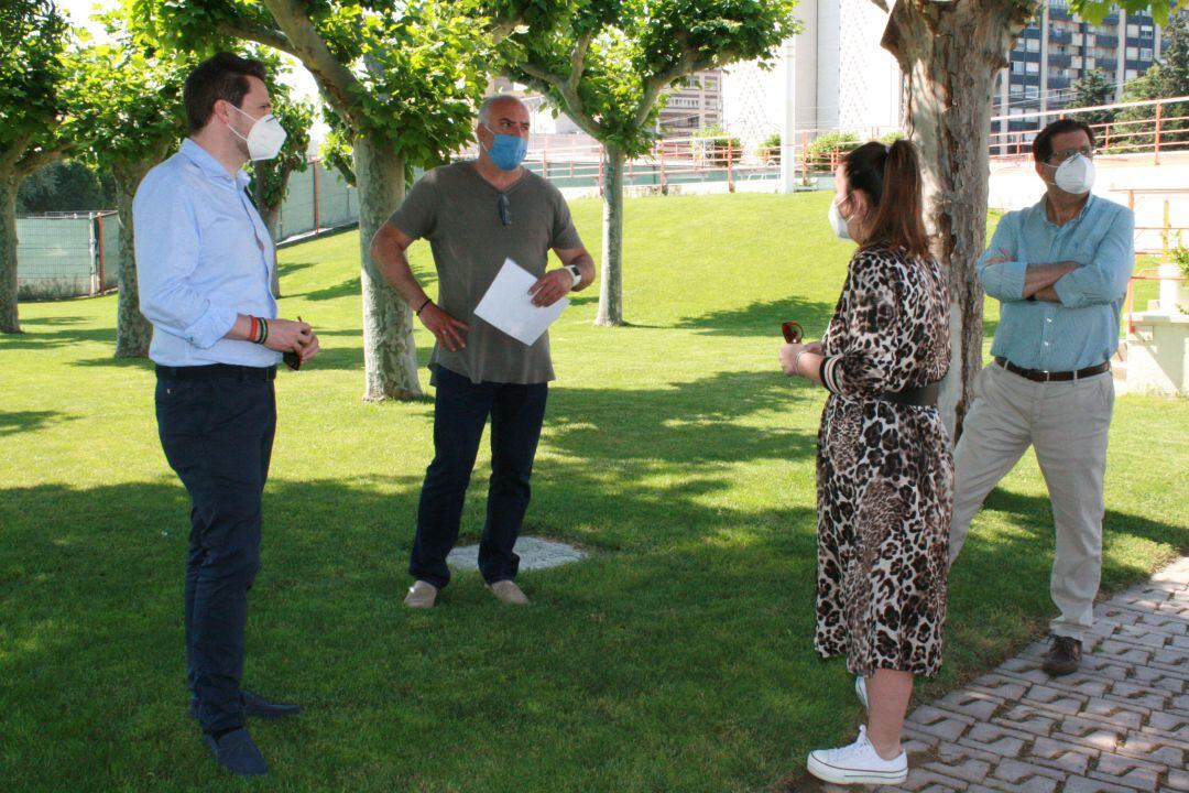 El alcalde de Tudela, Alejandro Toquero y la concejal de Deportes, Irune García junto a técnicos municipales en el Complejo Ribotas.