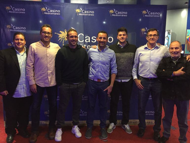 El entrenador del Hércules, Luis García Tevenet, junto a los miembros del Sanedrín, en el Casino Mediterráneo