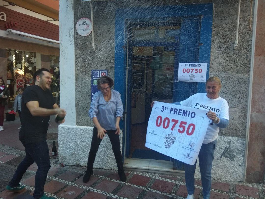 Imagen de la celebración en el exterior de la Administración de Lotería número 1 de Almuñécar (Granada)