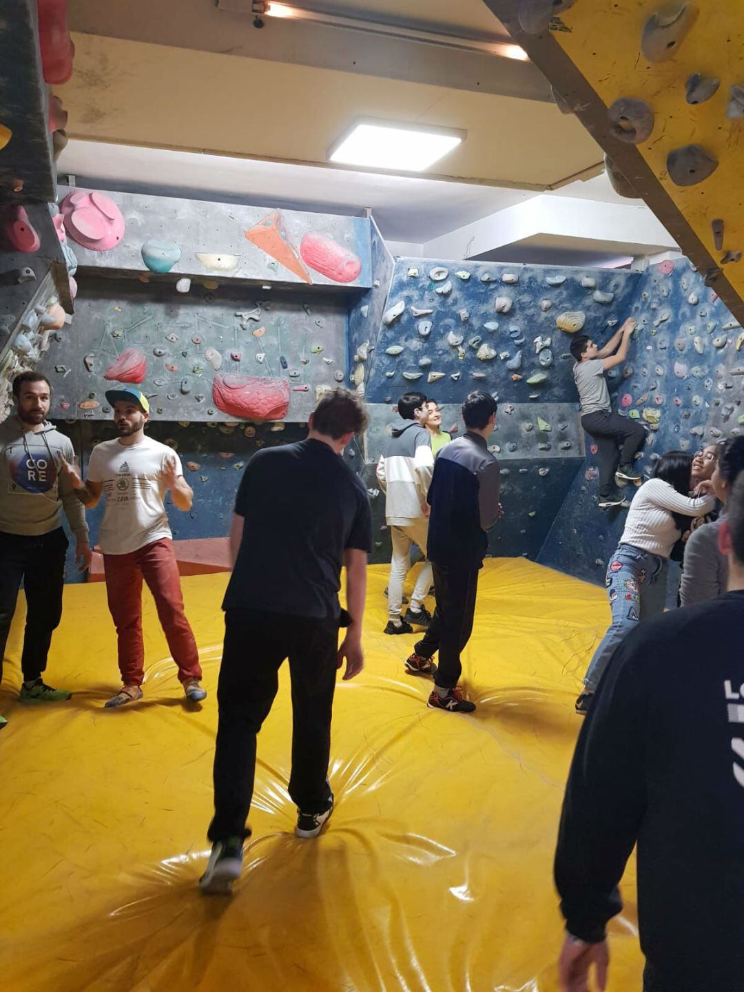 Colegio Cardenal Cisneros, participando en el programa de la Xunta de Galicia- Xogade-Coñoce o meu club, en las instalaciones de Boulder del Club ASESOU.