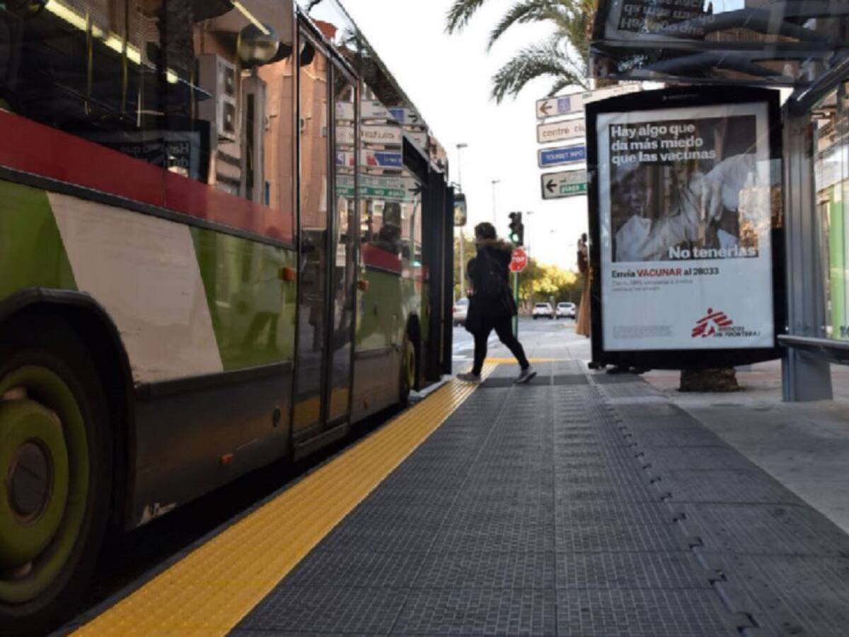 Se mejora la accesibilidad y seguridad en las paradas de autobús urbano