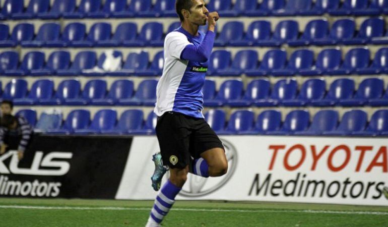 Nieto celebra un gol durante un partido