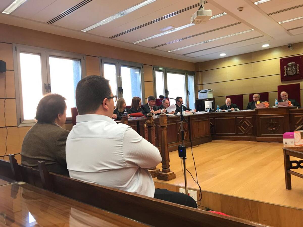 Comienza el juicio oral por el caso "Plaza de toros" con Juan Luis Vázquez sentado junto al resto de abogados defensores