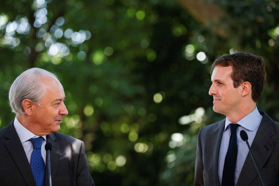 El líder del PP, Pablo Casado (d), conversa con el presidente del PSD, Rui Rio, con quien se reunió en el marco de una visita de trabajo a Portugal. 