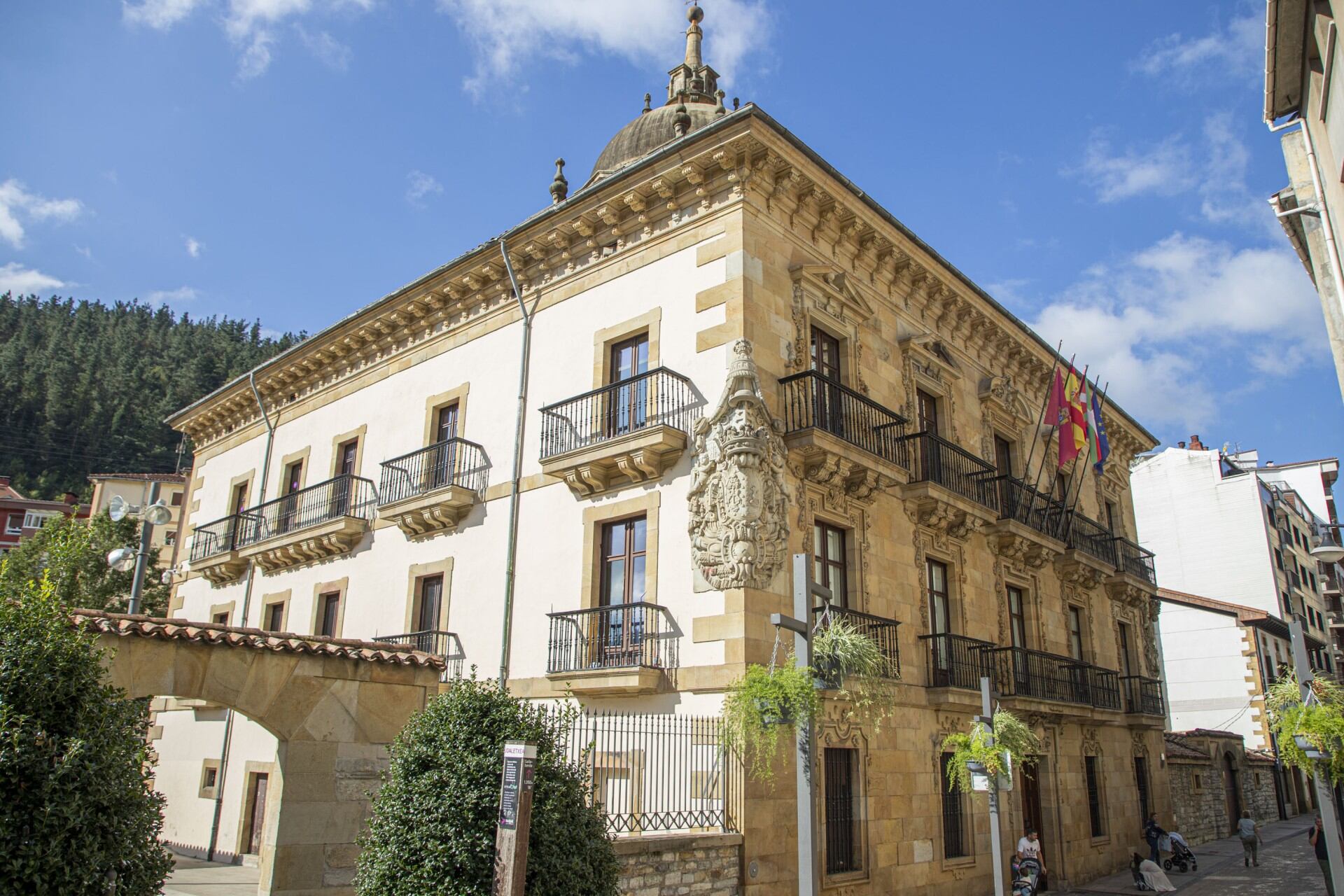 Imagen de la fachada del Ayuntamiento de Ermua