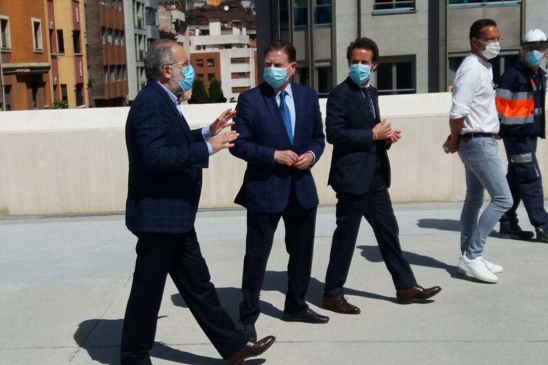 El portavoz de los promotores, José Manuel Ferreira, el alcalde, Alfredo Canteli y el concejal de urbanismo, Ignacio Cuesta, charlan animadamente durante su visita a las obras