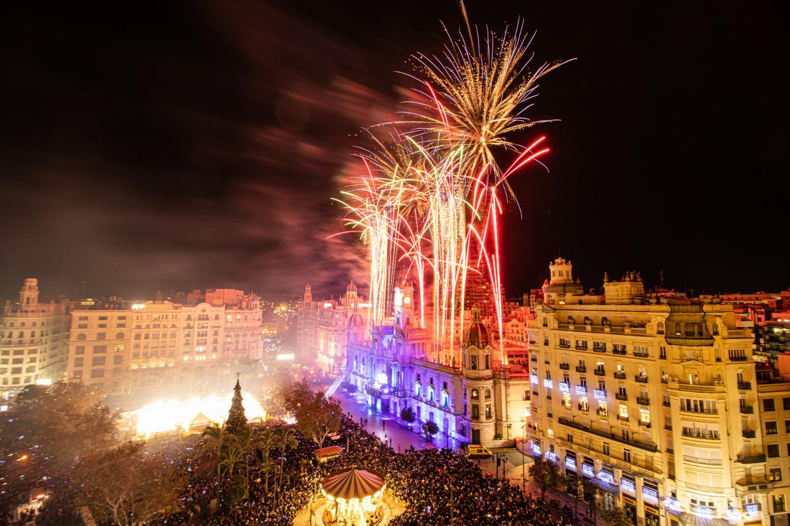 Bienvenida al año 2024 en la plaza del Ayuntamiento de València.