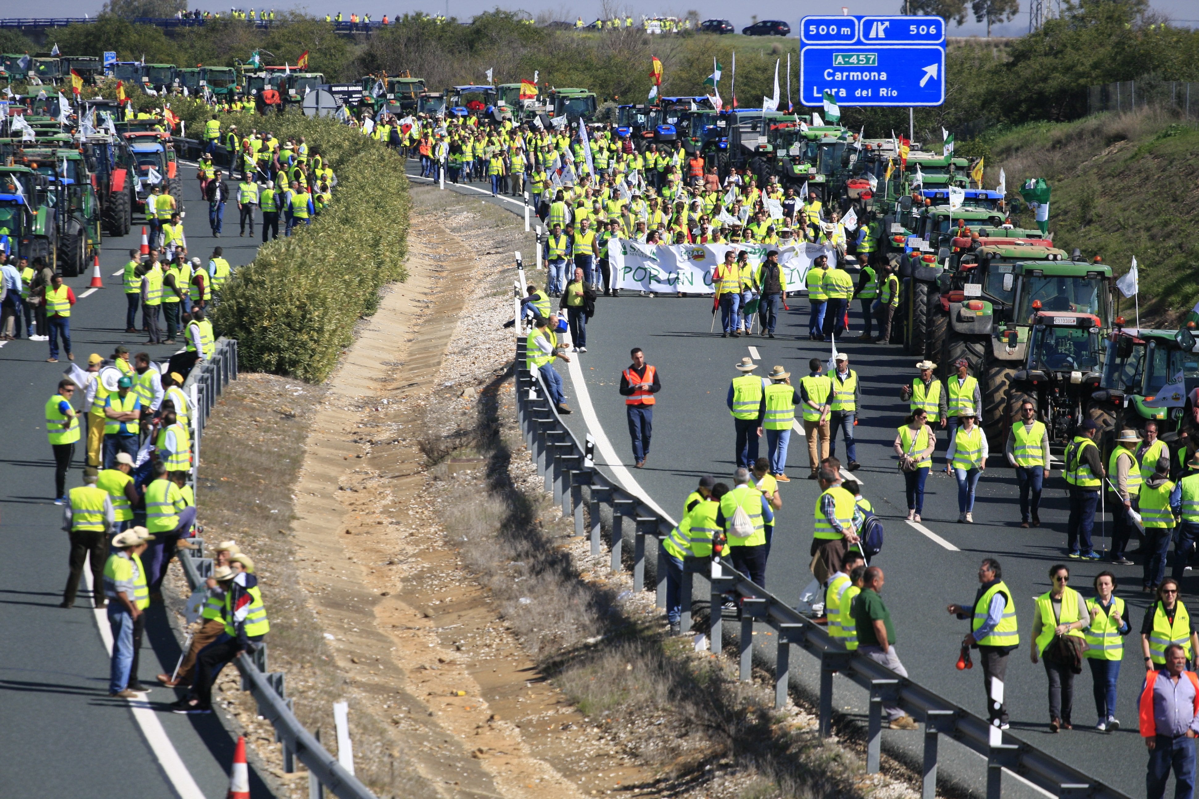 Manifestación de  agricultores con sus tractores por las carreteras de la provincia de Sevilla