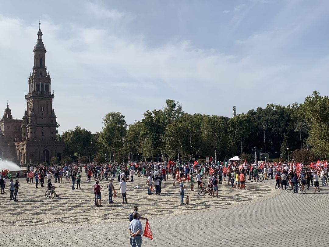 Concentración de los trabajadores del sector aeroespacial en la Plaza de España