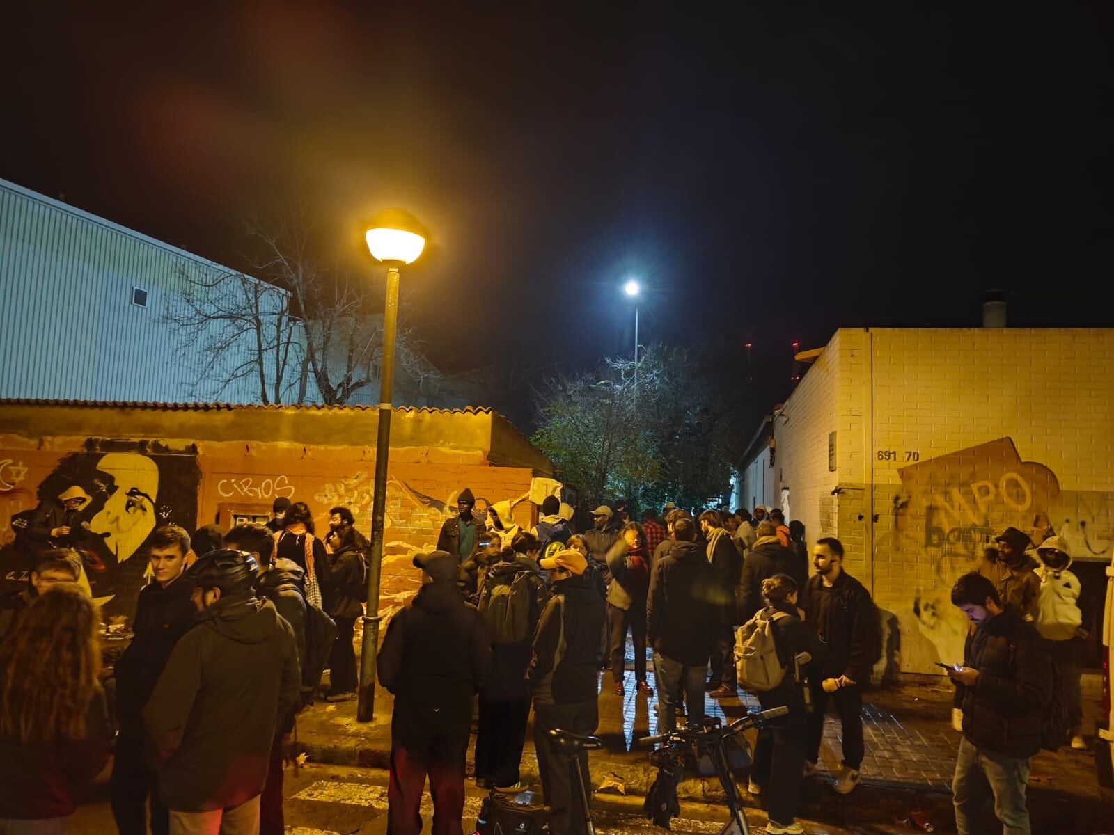 Los Mossos comienzan el desalojo de 400 migrantes que viven en un antiguo instituto de Badalona.