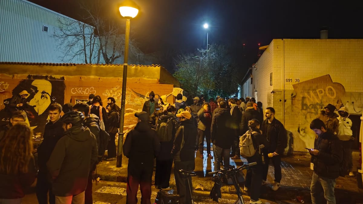 Els Mossos desallotgen 400 migrants que viuen a un antic institut de Badalona