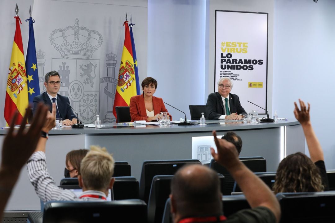 El ministro de la Presidencia, Relaciones con las Cortes y Memoria Democrática; Félix Bolaños; la ministra de Política Territorial y portavoz del Gobierno, Isabel Rodríguez García; y el ministro de Universidades, Manuel Castells, en una rueda de prensa posterior al Consejo de Ministros.