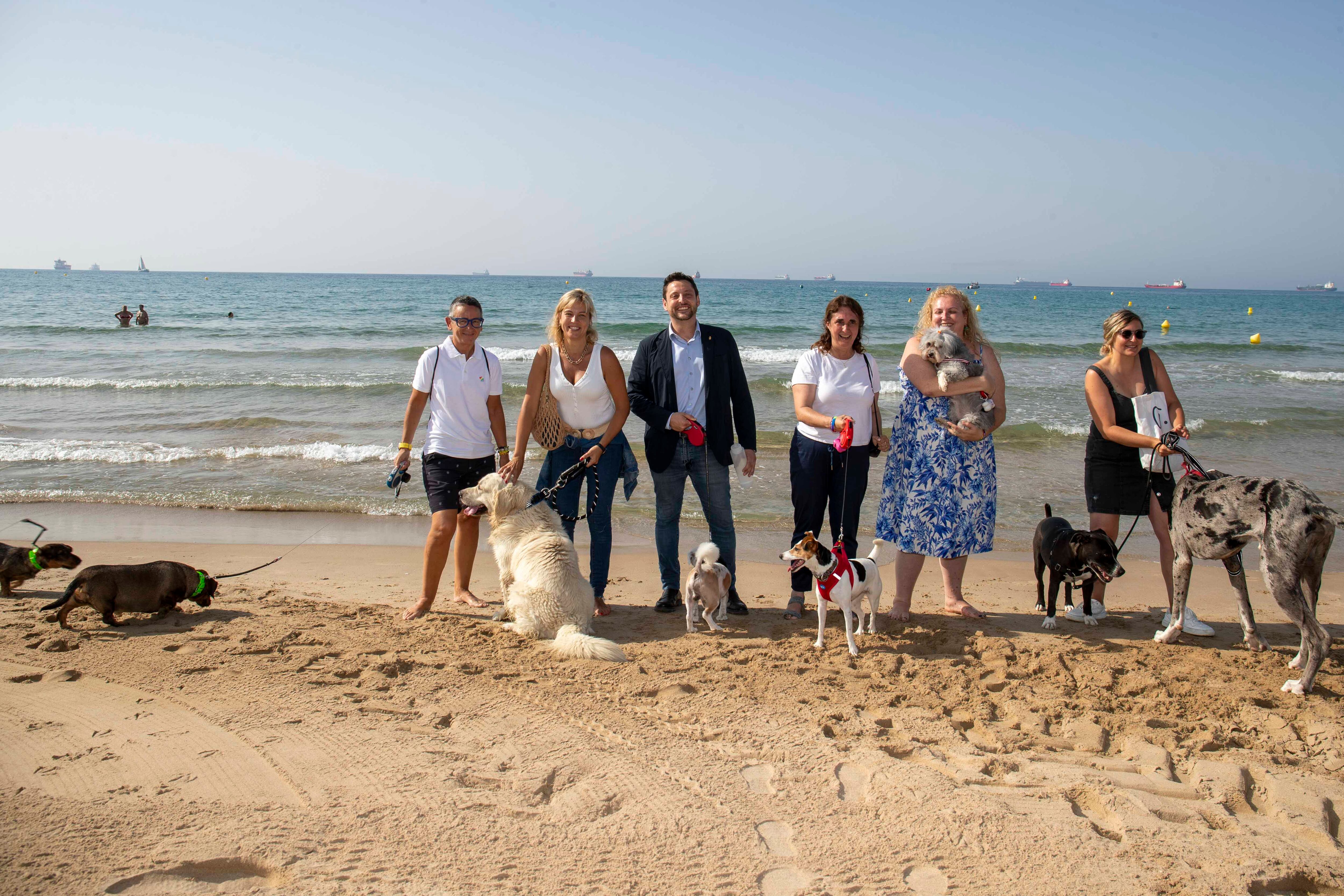 Membres de l&#039;equip de govern a l&#039;espai pels gossos a la Platja del Miracle