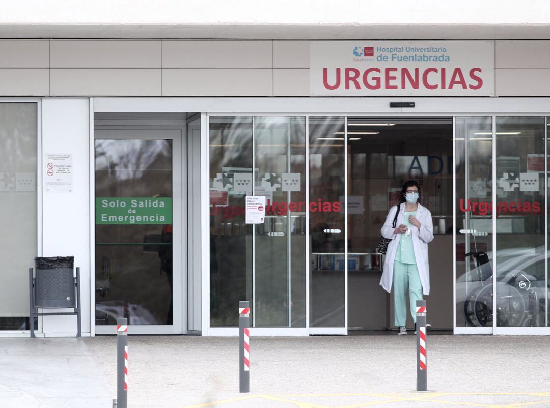 Una sanitaria protegida con guantes y mascarilla en la entrada de Urgencias del Hospital de Fuenlabrada (Madrid).