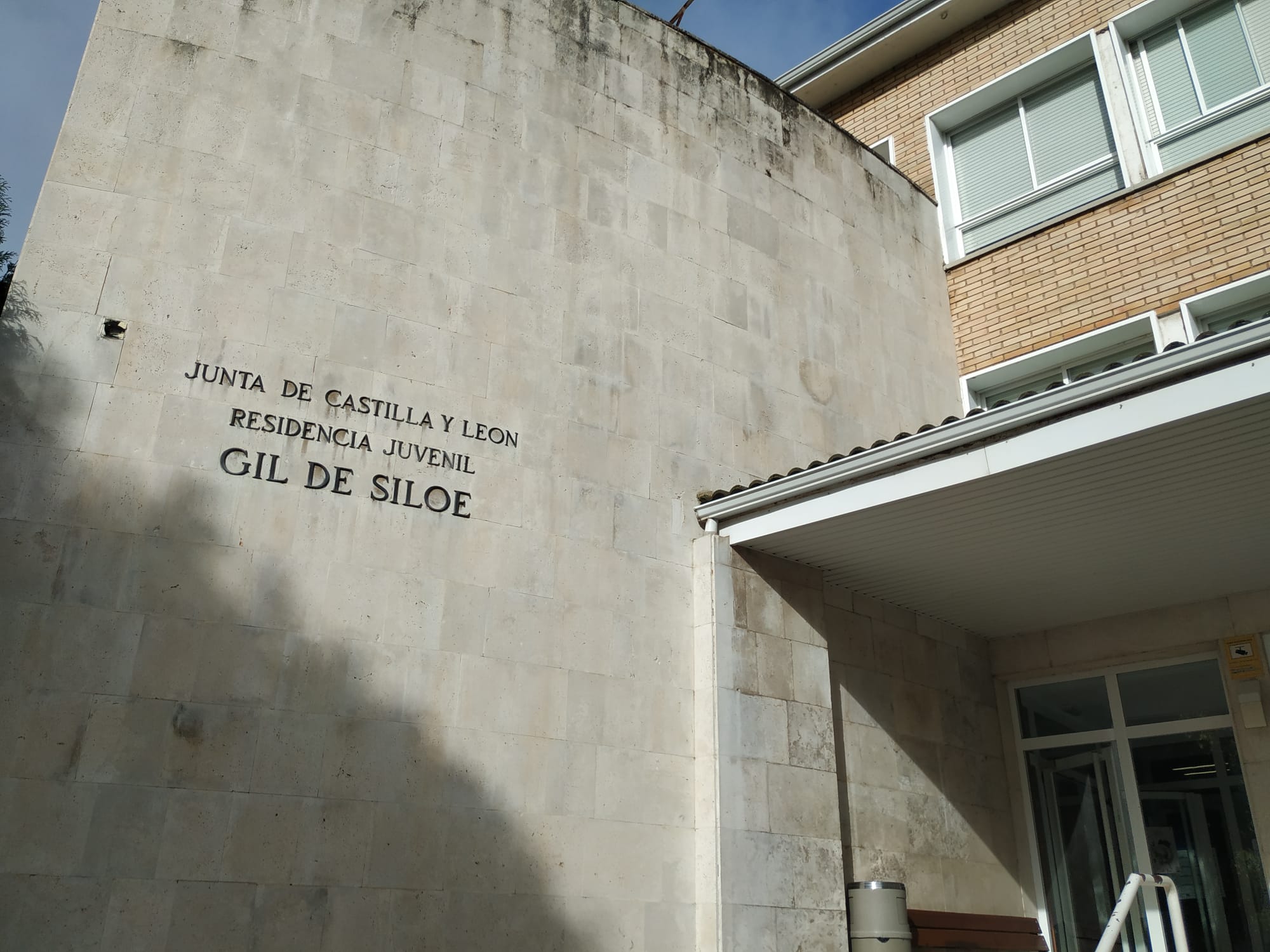 Entrada de la Residencia Juvenil Gil de Siloé